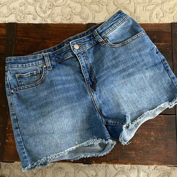 Gap Factory Med WashHigh Rise Cut Off Shorts 3" Inseam Size 8 - Picture 1 of 4